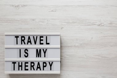 'Seyahat benim terapim' beyaz bir tahta torba üzerinde ışık kutusunda