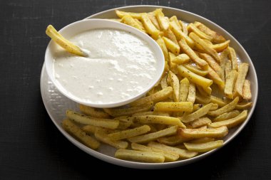 Ev yapımı Çıtır Çiftlik Kızartmaları, yan görüş. Yakın plan..