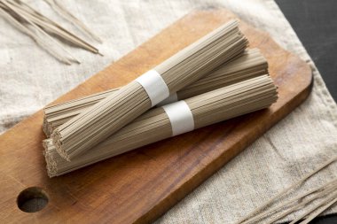 Köy tahtasında pişmemiş karabuğday Soba Eriştesi.