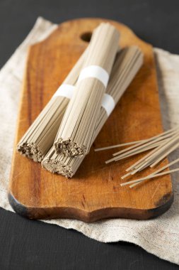 Köy tahtasında pişmemiş karabuğday Soba Eriştesi