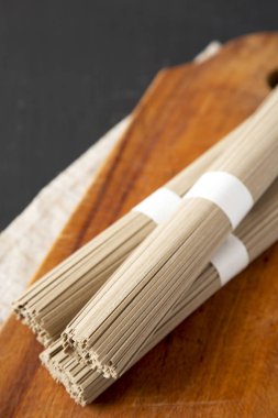 Köy tahtasında pişmemiş karabuğday Soba Eriştesi