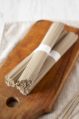 Köy tahtasında pişmemiş karabuğday soba eriştesi.