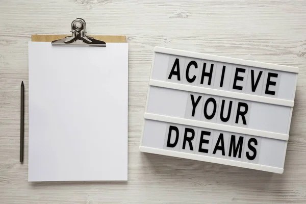 'Réalisez vos rêves 'mots sur une planche moderne, presse-papiers avec bl — Photo