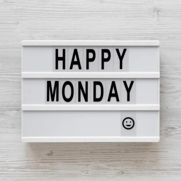 Modern bir panoda, beyaz bir tahta sırtında 