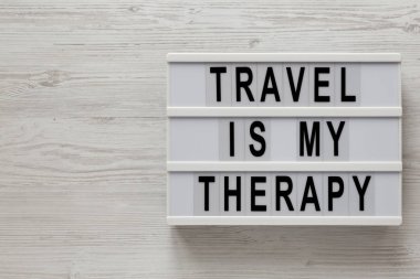 'Seyahat benim terapi sözlerim' modern bir tahta üzerinde beyaz bir tahta üzerinde