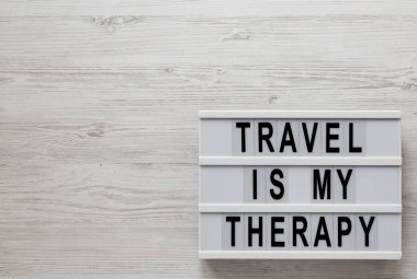 'Seyahat benim terapim' beyaz bir tahta torba üzerinde ışık kutusunda