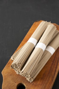 Köy tahtasında pişmemiş karabuğday Soba Eriştesi