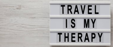 'Seyahat benim terapi sözlerim' modern bir tahta üzerinde beyaz bir tahta üzerinde