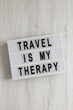 'Seyahat benim terapi sözlerim' modern bir tahta üzerinde beyaz bir tahta üzerinde