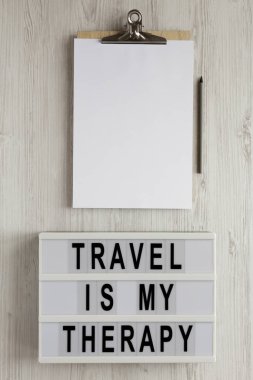 Seyahat benim terapim. Işık kutusunda kelimeler, boş pano.