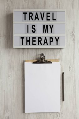 'Seyahat benim terapim' modern bir panoda B harfiyle yazılmış.