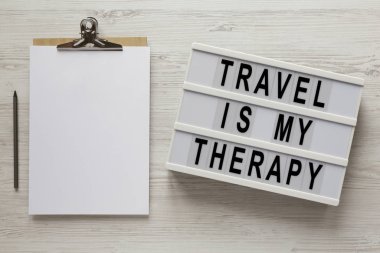 Seyahat benim terapim. Işık kutusunda kelimeler, boş pano.