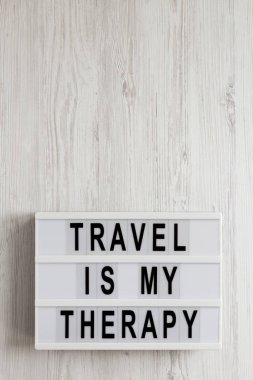 'Seyahat benim terapim' beyaz bir tahta torba üzerinde ışık kutusunda