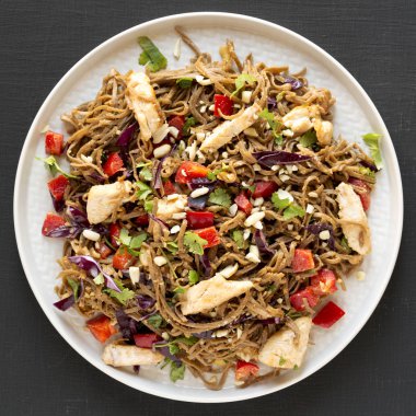 Ev yapımı Baharatlı Tavuk Soba Salatası Gri bir tabakta