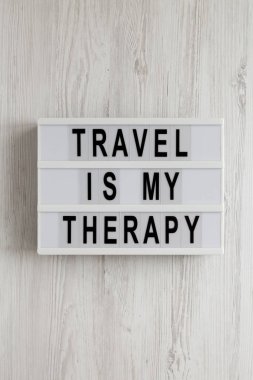 'Seyahat benim terapim' beyaz bir tahta torba üzerinde ışık kutusunda