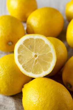 Olgun sarı organik limonlu kumaş, yan görüş. Yakın plan..