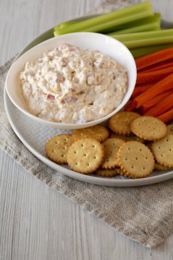 Ev yapımı Pimento peyniri havuçlu, kerevizli ve krakerli.