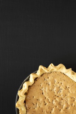 Siyah arka planda ev yapımı çikolatalı cevizli turta.