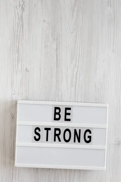 Слова "Будь сильным" на современной доске на белом деревянном фоне — стоковое фото