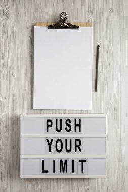 Modern bir panoda 'limitinizi zorlayın' sözcükleri boş panoda 