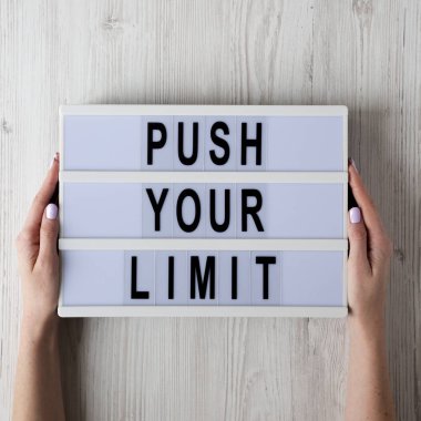 Kadın eli, üzerinde 