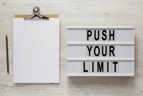 "Push your limit" Worte auf einem modernen Brett, Klemmbrett mit Leerzeichen — Stockfoto