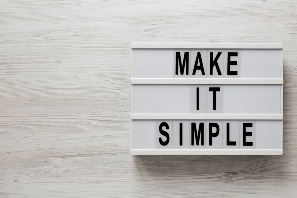 'Hacerlo simple' palabras en un tablero moderno en un respaldo de madera blanca — Foto de Stock