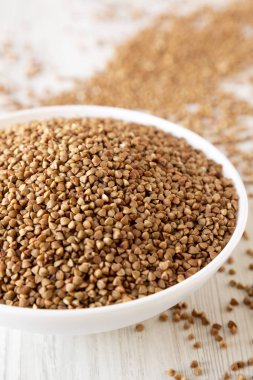 Beyaz ahşap bir kasede pişmemiş karabuğday kebabı.