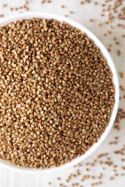Beyaz ahşap bir kabın içinde kavrulmuş karabuğday.