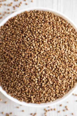 Beyaz ahşap bir kasede pişmemiş karabuğday kebabı.