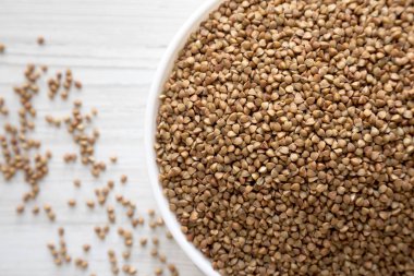 Beyaz bir torba üzerinde kavrulmuş karabuğday.