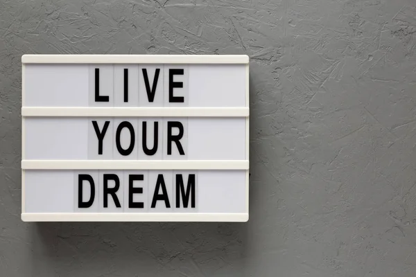 'Vivez votre rêve 'mots sur une lightbox sur un fond gris, haut — Photo