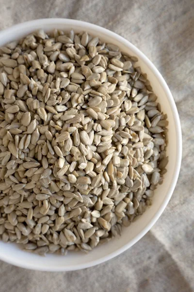 Overhead view, Raw Sunflower Seed Kernels i en vit skål. Platt — Stockfoto