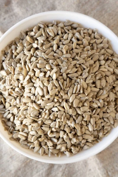 Raw Organic Sunflower Seed Kernels i en vit skål, ovanifrån. Fl — Stockfoto