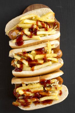 Ev yapımı Cleveland Polonyalı Çocuk Sandviçi. Siyah bir yüzey üzerinde tahta bir tahta üzerinde, yukarıdan manzaralı. Üst manzara, genel giderler, düz yatış. Yakın plan..