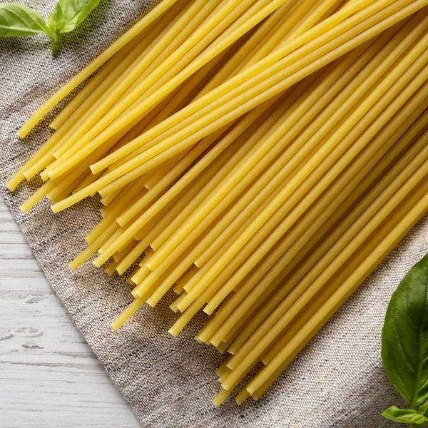 Dry Organic Bucatini Pasta Λευκό Ξύλινο Φόντο Θέα Από Πάνω — Φωτογραφία Αρχείου