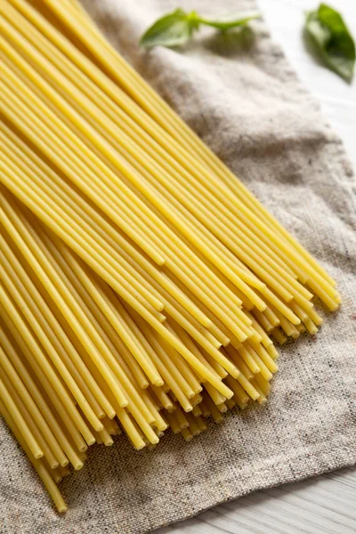 Άψητα Dry Bucatini Pasta Λευκή Ξύλινη Επιφάνεια Πλαϊνή Όψη Κοντινό — Φωτογραφία Αρχείου