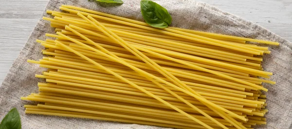 Άψητα Dry Bucatini Pasta Ύφασμα Θέα Από Ψηλά Πρόσω Ολοταχώς — Φωτογραφία Αρχείου