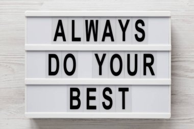 Beyaz ahşap arka planda, ışık kutusunda her zaman en iyi sözlerinizi kullanın. Yukarıdan, dümdüz yatıyordu. Yakın plan..