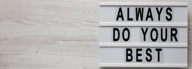 Beyaz ahşap arka planda, modern bir panoda her zaman en iyi sözlerinizi kullanın. Yukarıdan, dümdüz yatıyordu. Metin için boşluk.