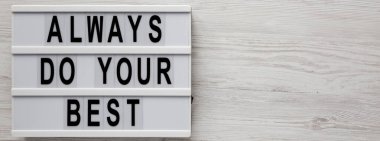 Beyaz ahşap arka planda, ışık kutusunda her zaman en iyi sözlerinizi kullanın. Yukarıdan, dümdüz yatıyordu. Metin için boşluk.