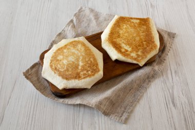 Köy tahtasında gevrek ev yapımı mısır gevreği Quesadilla, yüksek açılı manzara.. 