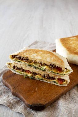 Ev yapımı Lezzetli Crunchwrap Quesadilla. Köy tahtasında, düşük açılı. Boşluğu kopyala.