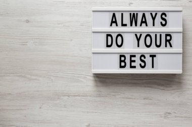 Beyaz ahşap bir yüzeyde modern bir tahtada her zaman en iyi sözlerinizi kullanın. Yukarıdan, dümdüz yatıyordu. Metin için boşluk.