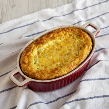 Ev yapımı Cheese Corn Pudding güveci, düşük açılı. Yakın plan..