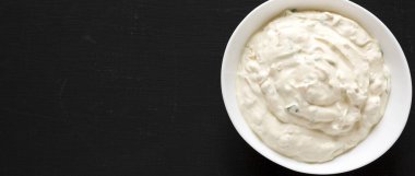 Ev yapımı karamelli soğan sosu. Siyah bir yüzey, üst manzara. Dümdüz, tepeden, yukarıdan. Boşluğu kopyala.