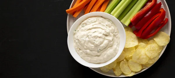 Zelfgemaakte Gekarameliseerde Uiendip Met Aardappelchips Selderij Peper Wortel Een Zwart — Stockfoto