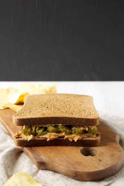 Sanduíche Caseiro Conserva Manteiga Amendoim Com Batatas Fritas Uma Tábua — Fotografia de Stock