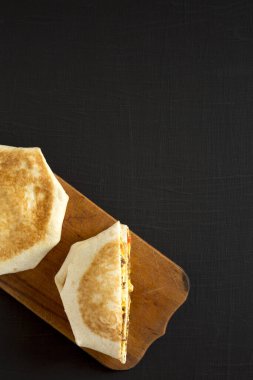Lezzetli Ev Yapımı Biftek Crunchwrap Quesadilla, en iyi manzara. Dümdüz, tepeden, yukarıdan. Boşluğu kopyala.