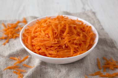 Beyaz kasede doğranmış havuç, düşük açılı görüş. Yakın plan..